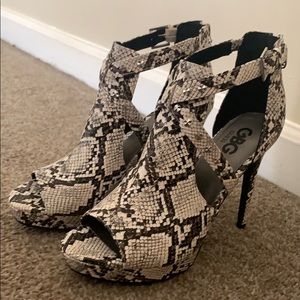 Guess snakeskin peep toe pumps
